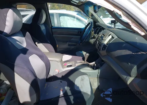 2011 Toyota Tacoma Prerunner V6 z USA, uszkodzony, nr VIN 5TFTU4GN8BX005029